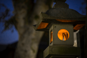 夜の石灯籠