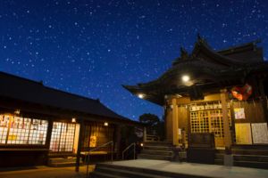 夜の別所琴平神社境内